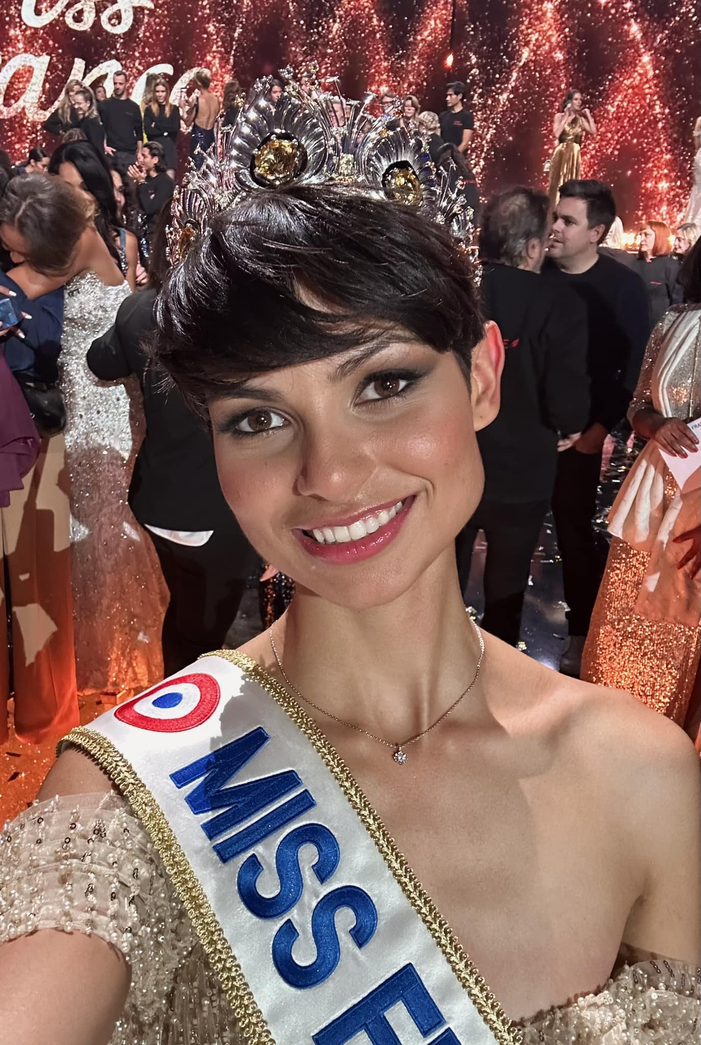 Les racines familiales d'Ève Gilles, Miss France 2024 La Revue